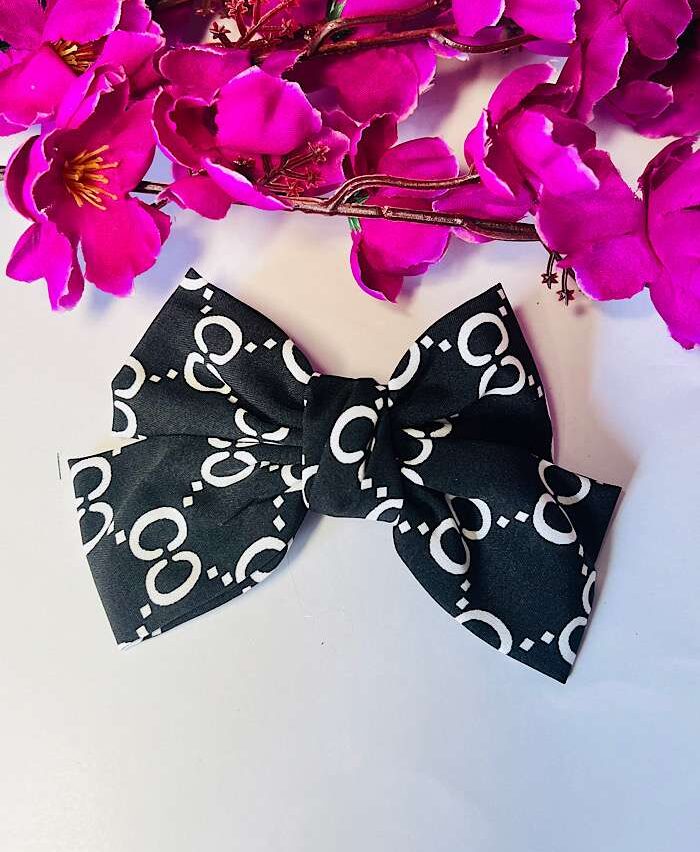 Bow Clips – Alpha Black n white Clip