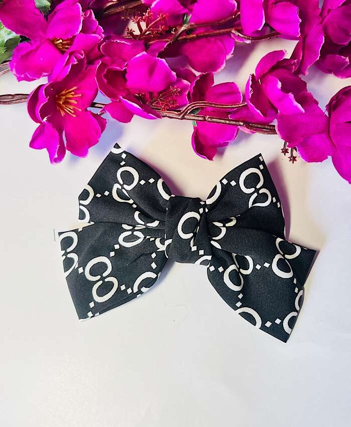 Bow Clips – Alpha Black n white Clip